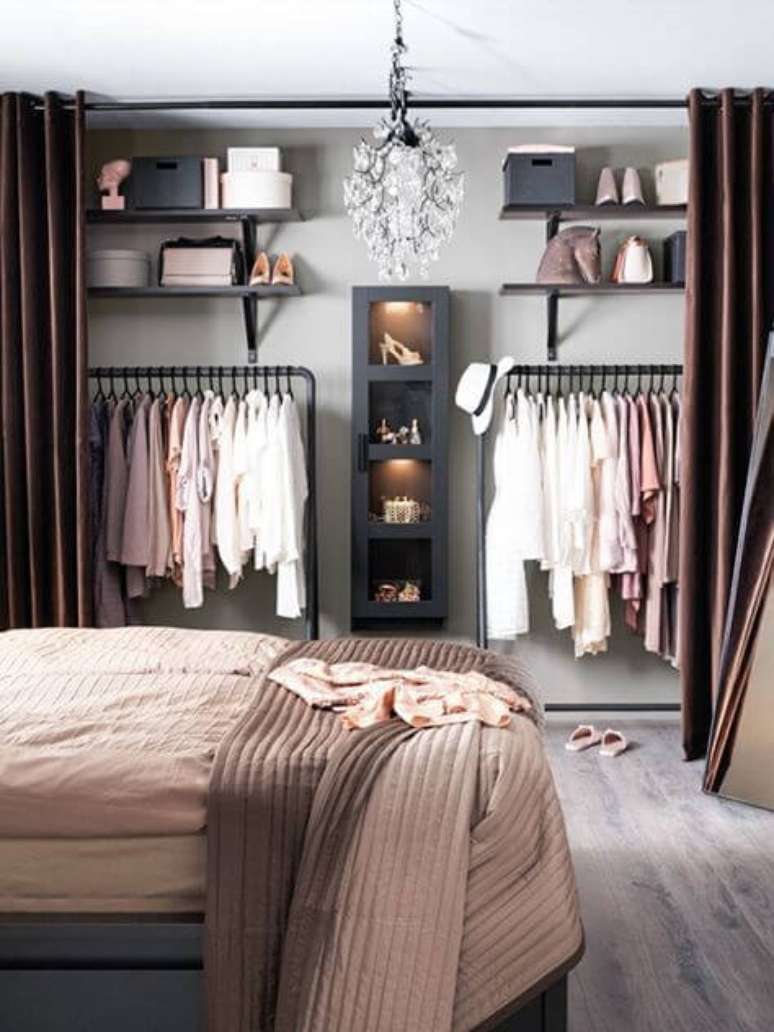 55. Closet aramado no quarto coberto com cortinas – Via: Wattpad