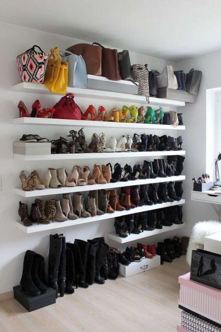 59. Closet aberto com prateleiras para colocar os sapatos &ndash; Via: Painting Easy