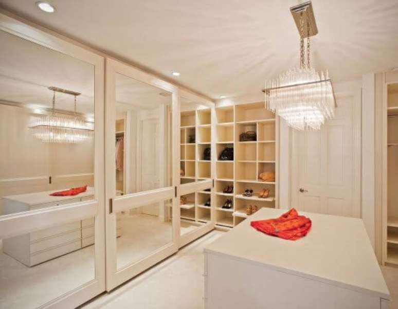 86. Lustre de cristal com portas espelhadas &ndash; Via: Ornare