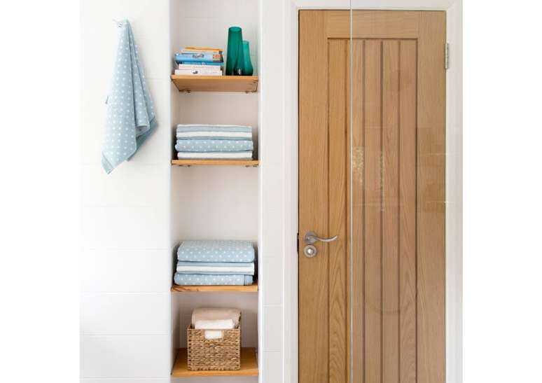 Construa prateleiras sob medida para caber em espa&ccedil;os apertados.