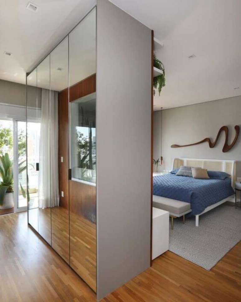 8. Caso use a porta para closet, prefira a de espelho &ndash; Via: Guilherme Barbosa