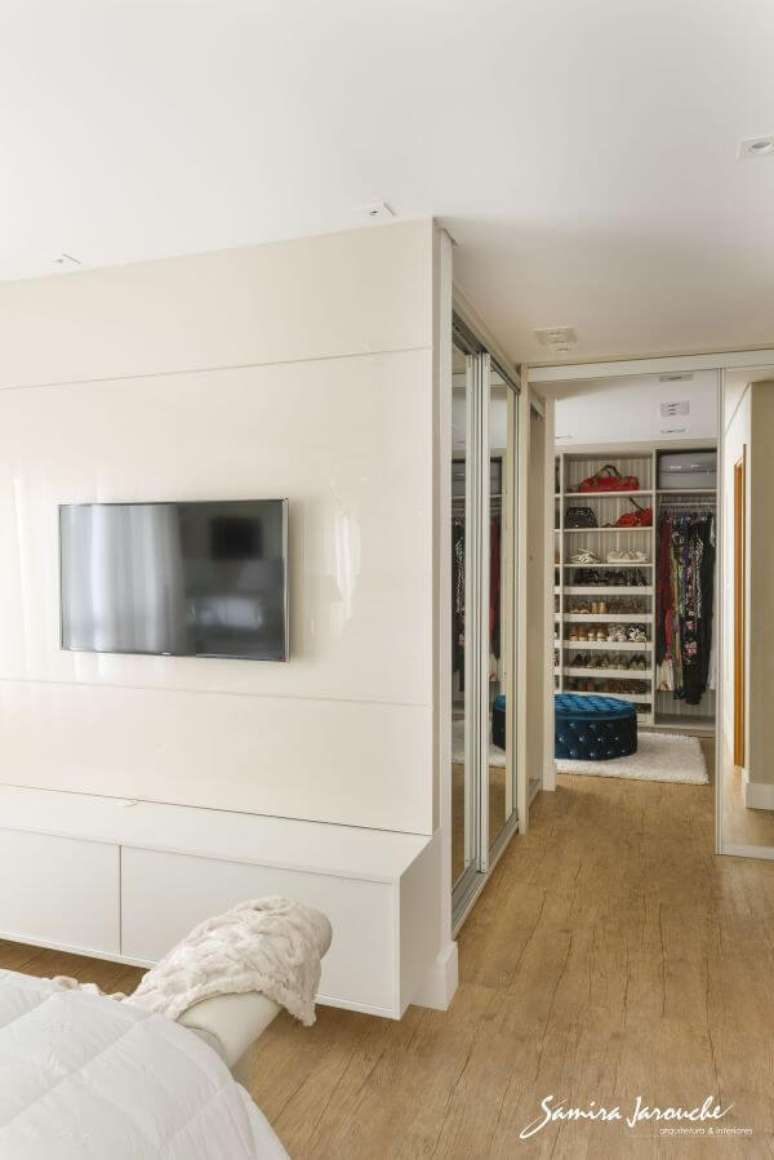 76. Quarto com closet e banheiro &ndash; Via: Samira Jarouche