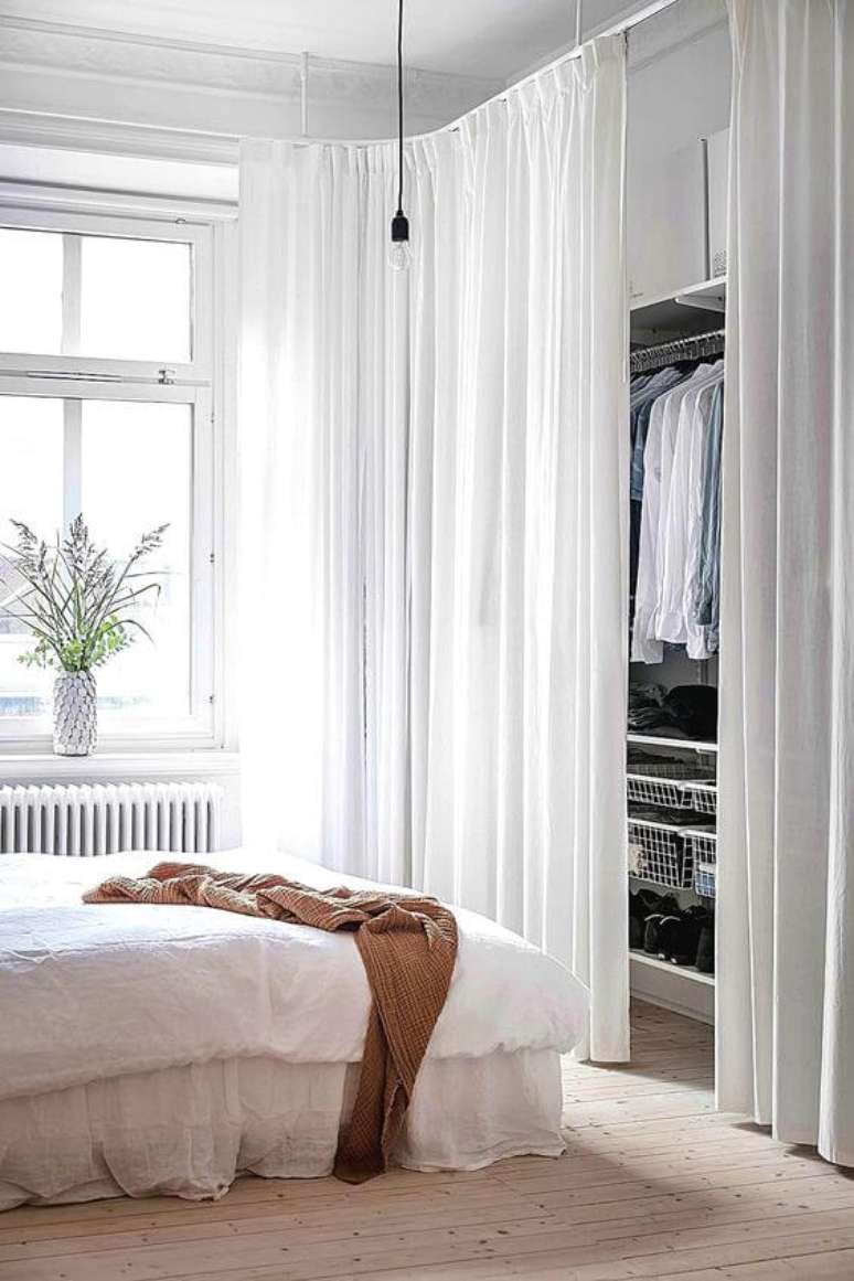 41. Se precisar, coloque uma cortina no quarto – Via: Ariyona Interior