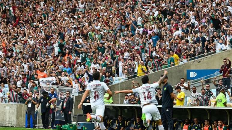 Jogadores do Fluminense celebrando com a torcida (Foto: Gabriel Bastos Mello/Onzex Press/Lancepress!)