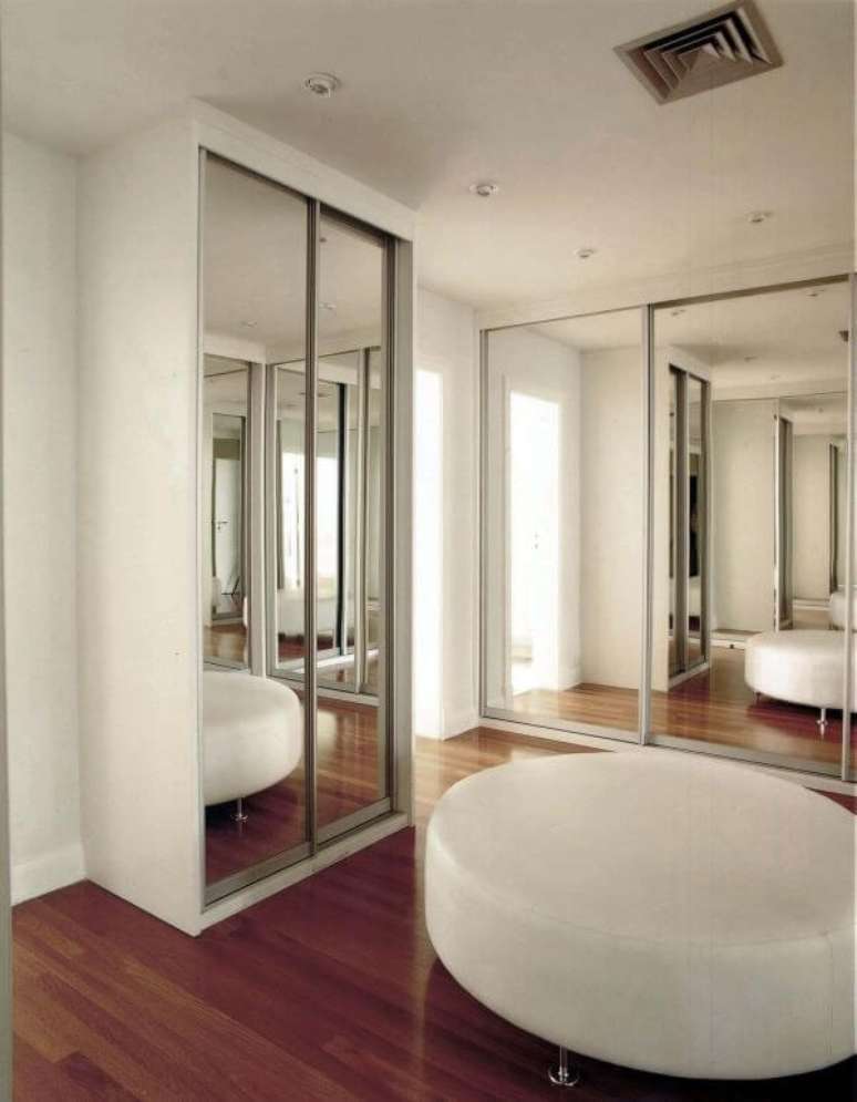 44. A porta para closet com espelho fica ainda melhor &ndash; Via: Brunete Fraccaroli