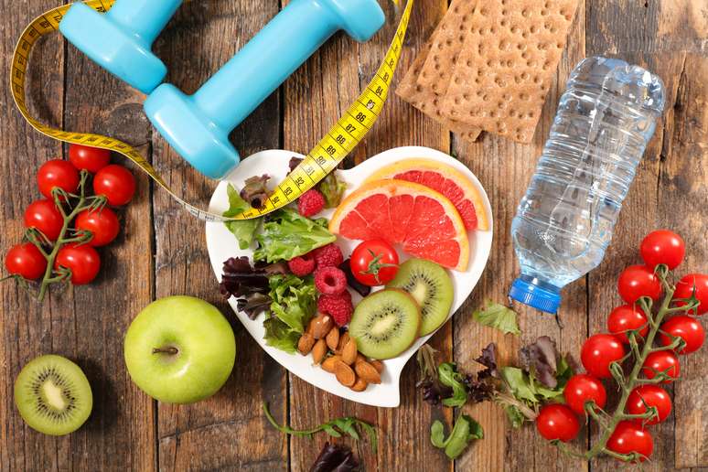 Hábitos saudáveis ajudam a reduzir o colesterol alto (Imagem: Shutterstock)