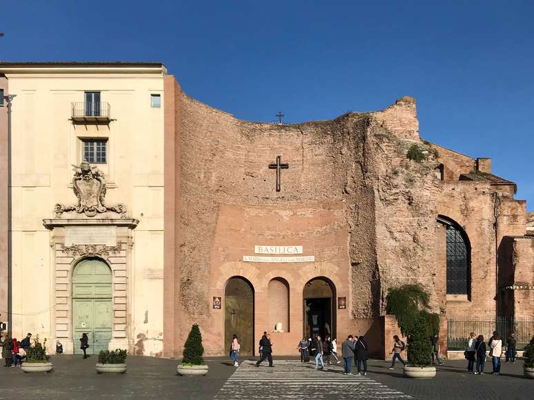 A igreja Santa Maria degli Angeli e dei Martiri foi desenhada por Michelangelo a mando do papa Pio IV.