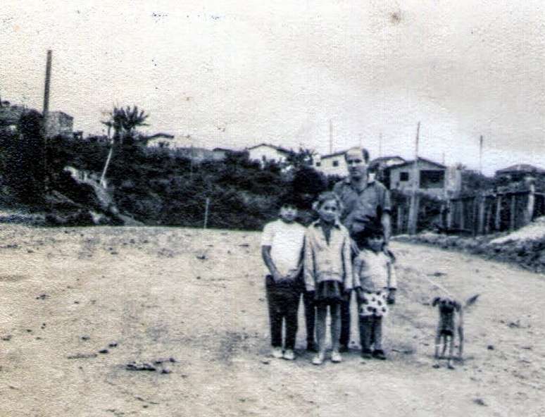Marisa, Marilene e Mauro, filhos de Ana Candida, com um vizinho na antiga rua de terra conhecida como rua 1 @Arquivo Pessoal