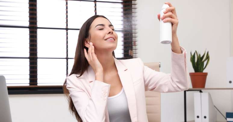 A &aacute;gua termal &eacute; uma &oacute;tima aliada contra o ressecamento causado pelo ar condicionado do escrit&oacute;rio 