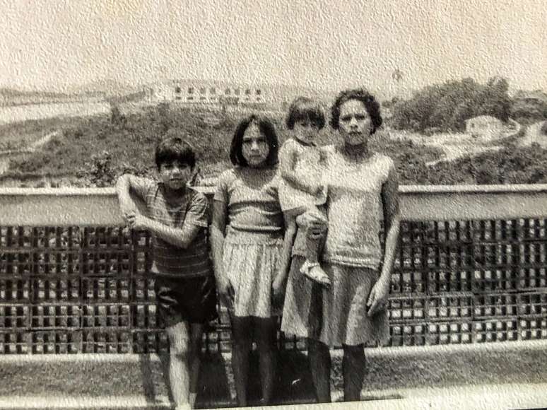 Mauro, filho de Ana Candida, na laje de casa com as primas e a tia @Arquivo Pessoal