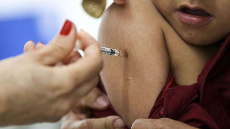 As primeiras doses da vacina, com vírus inativado, são aplicadas aos 2, 4 e 6 meses de idade por meio de injeção intramuscular