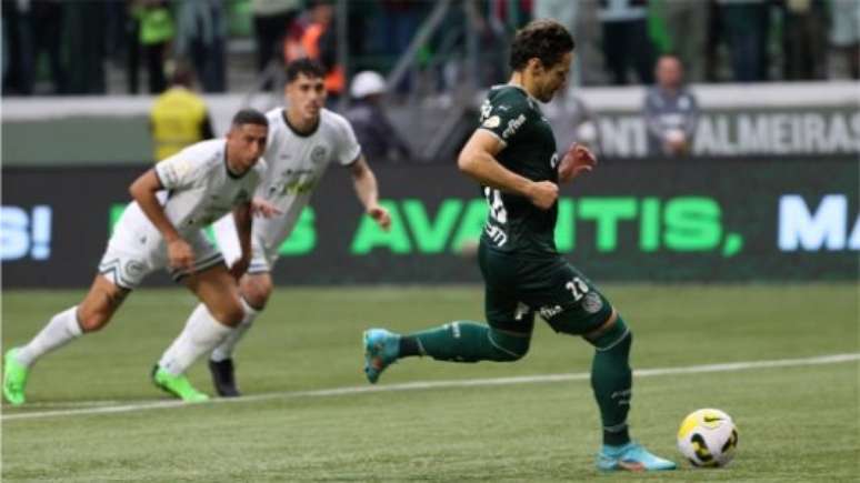 Raphael Veiga em cobrança de pênalti (Foto: Cesar Greco / Palmeiras)