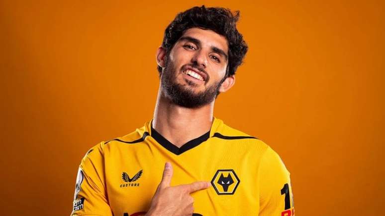 Gonçalo Guedes vestirá a camisa número 17 nos Wolves (Foto: Divulgação / Wolverhampton)