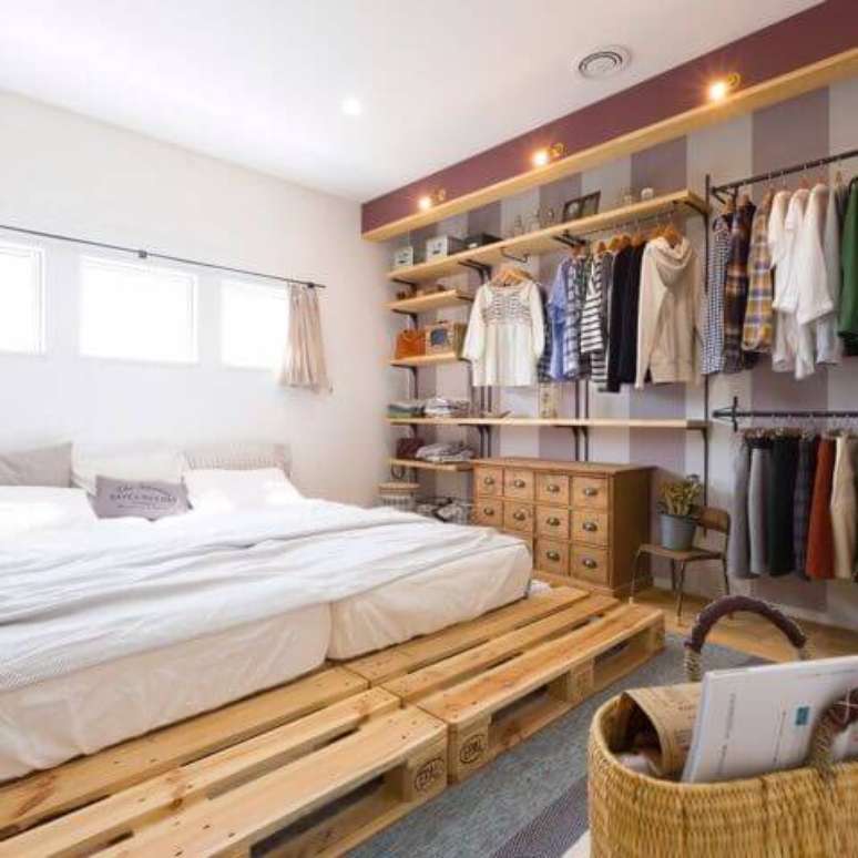 78. Quarto com closet aberto com palets – Via: Decoratorist