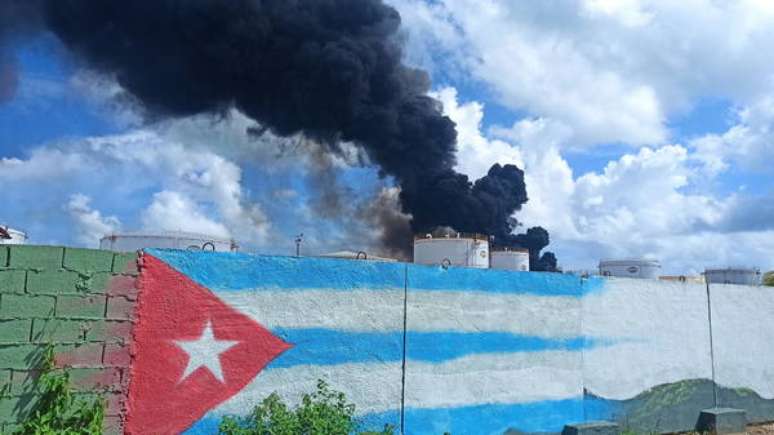Fumaça provocada por incêndio em Matanzas, Cuba