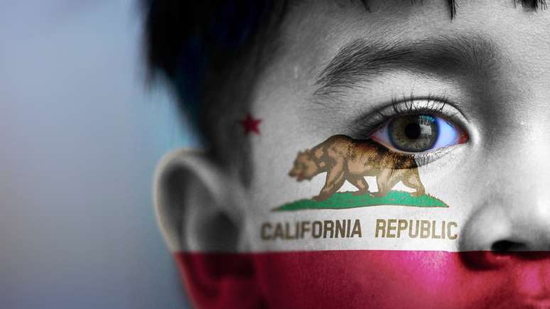 Bandeira da Califórnia pintada no rosto de uma criança