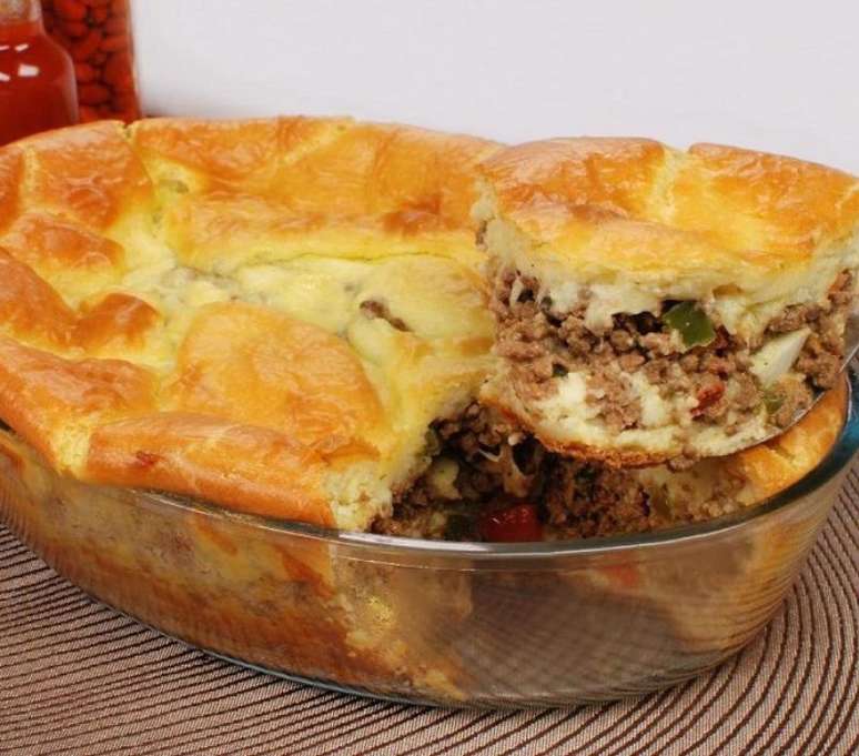 Torta de carne moída na travessa (Reprodução / Guia da Cozinha)