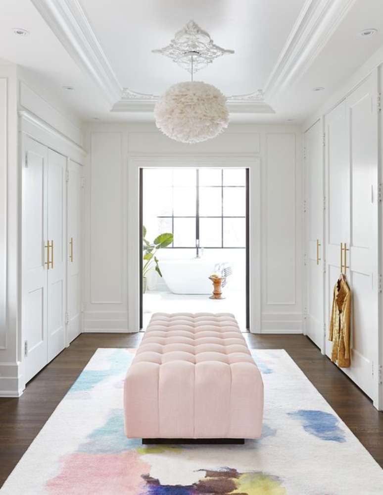 12. Arm&aacute;rios, lustres e puffs s&atilde;o lindos para decorar a casa &ndash; Via: House and Home