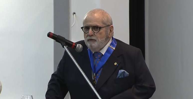 J&ocirc; discursa ao tomar posse na Academia Paulista de Letras: reconhecimento sob aplausos