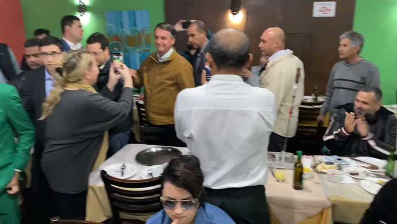 Bolsonaro sai de churrascaria em SP sob vaias e aplausos