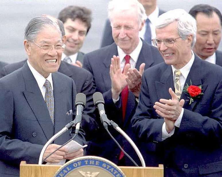 Lee Teng-hui aplaudido em uma cerimônia na Universidade Cornell, em Nova York (Estados Unidos), em 1995