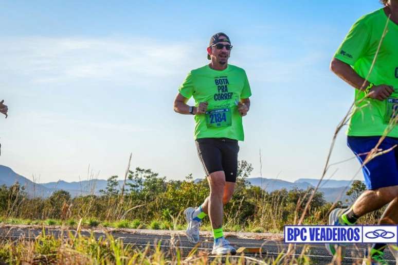 Eu em um momento de DR com a panturrilha direita durante a etapa Chapada dos Veadeiros do Bota Pra Correr, em Alto Paraíso, em Goiás. (Divulgação)