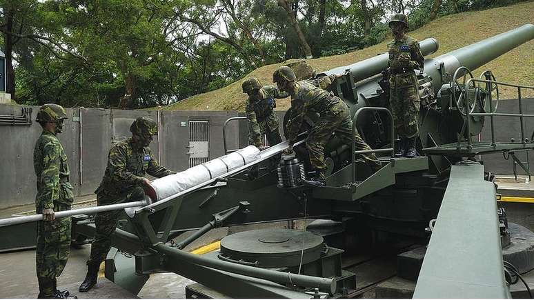 Soldados taiwaneses apontam um canhão para a China nas ilhas Matsu
