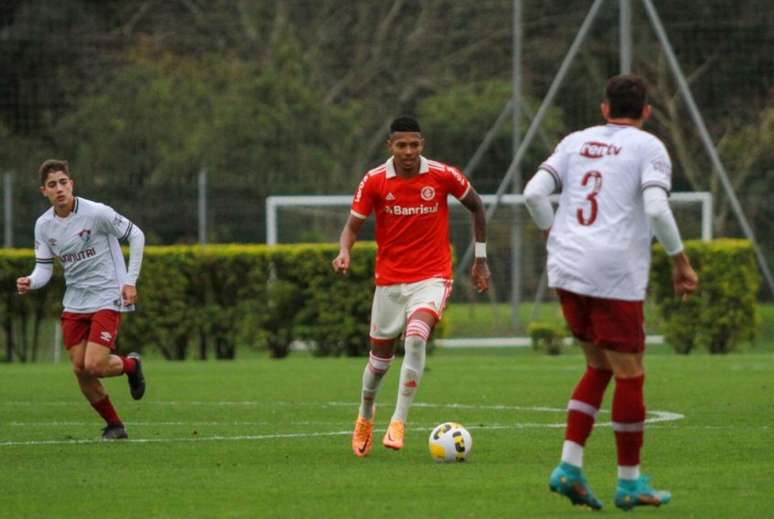 Matheus Dias em duelo com o Fluminense (Jota Finkler/Internacional)