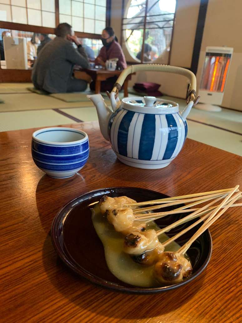 Aburi mochi com chá verde da Kazariya: valeu a espera.