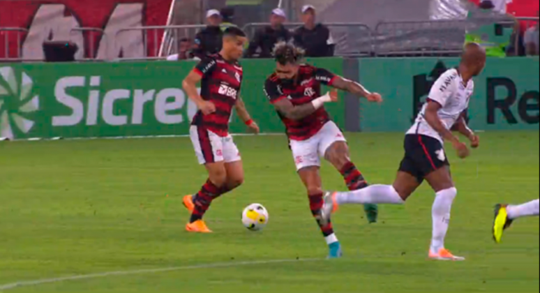 Gabigol agrediu Fernandinho, do Athletico, após falta no meio do campo (Reprodução / Premiere)