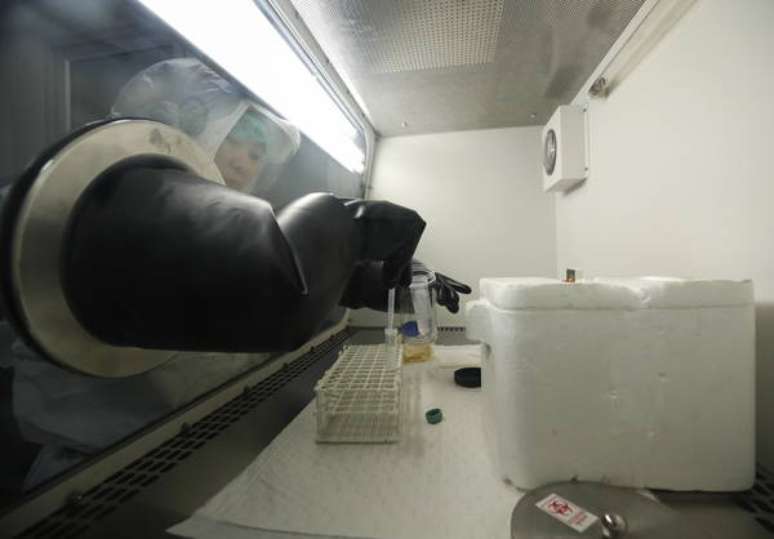 Técnica manuseia amostra contaminada por varíola dos macacos em Bangkok, na Tailândia