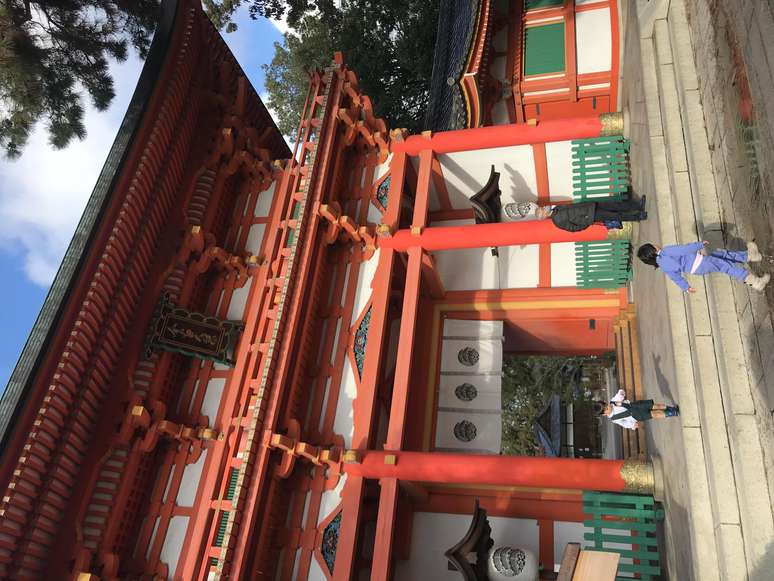 O santuário Imamiya-jinja: o portão lateral desemboca nas duas lojas de aburi mochi.