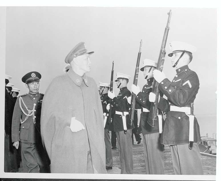 L&iacute;der nacionalista Chiang Kai-shek passa em revista tropas norte-americanas no navio USS Wasp, em &aacute;guas territoriais de Taiwan
