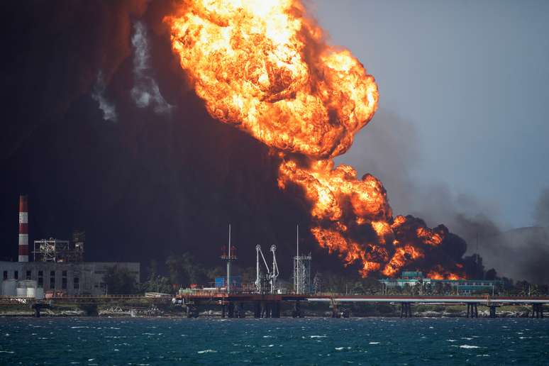 Incêndio atinge terminal petrolífero de Cuba