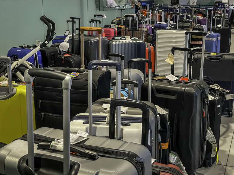 Imagens de malas extraviadas se tornaram símbolo do caos aéreo no verão europeu.