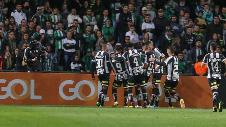 Jogadores do Peixe comemoram o primeiro gol do time no Couto Pereira (Foto: Geraldo Bubniak / AGB / Lancepress!)