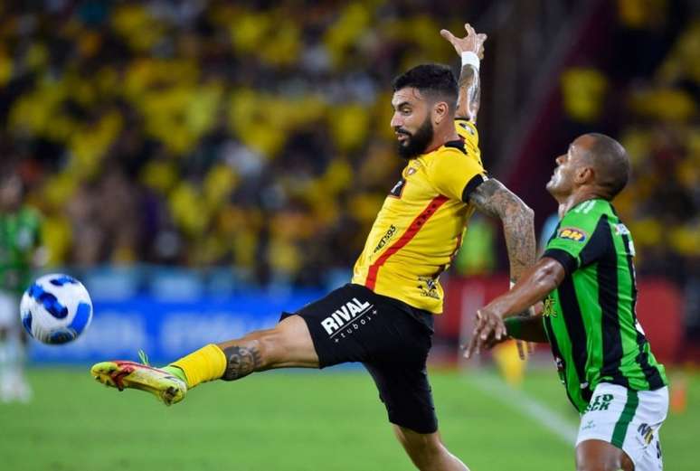 Nesta terça-feira, atacante se despediu do Barcelona de Guayaquil, seu ex-clube - (Foto: Rodrigo Buendia/Getty Images)