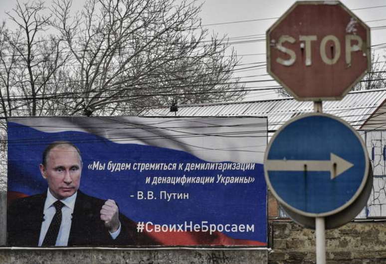 Outdoor do presidente da Rússia, Vladimir Putin, em Kiev