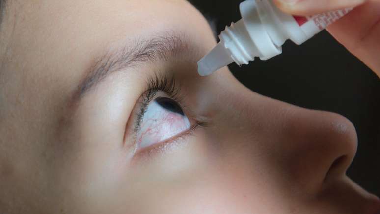 Nos olhos, alguns tipos de vasculite podem causar dor e vermelhidão