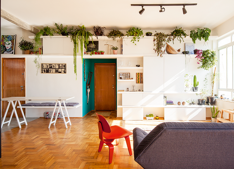 A luz farta nutre samambaias, jiboias, roseiras, cactos e suculentas. Aproveitando o p&eacute;-direito avantajado, os vasos dominam o ponto mais alto daestante de concreto pintado de branco com portas corredi&ccedil;as de madeira. &ldquo;Saiu mais barato combinar os dois materiais, mas foi dif&iacute;cil moldar superf&iacute;cies planas onde embutir os trilhos&rdquo;, afirma Francisco.