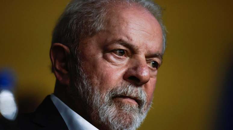 No segmento do eleitorado que ganha até 2 salários-mínimos, pesquisa Datafolha mostra que Lula saiu de 56% para 54% das intenções de voto entre junho e julho. Bolsonaro oscilou de 20% para 23%
