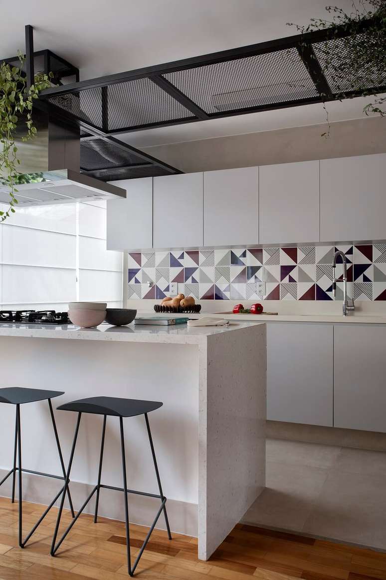 5. Cozinha com decoração clean e revestimento estampado na parede. Foto: Denilson Machado