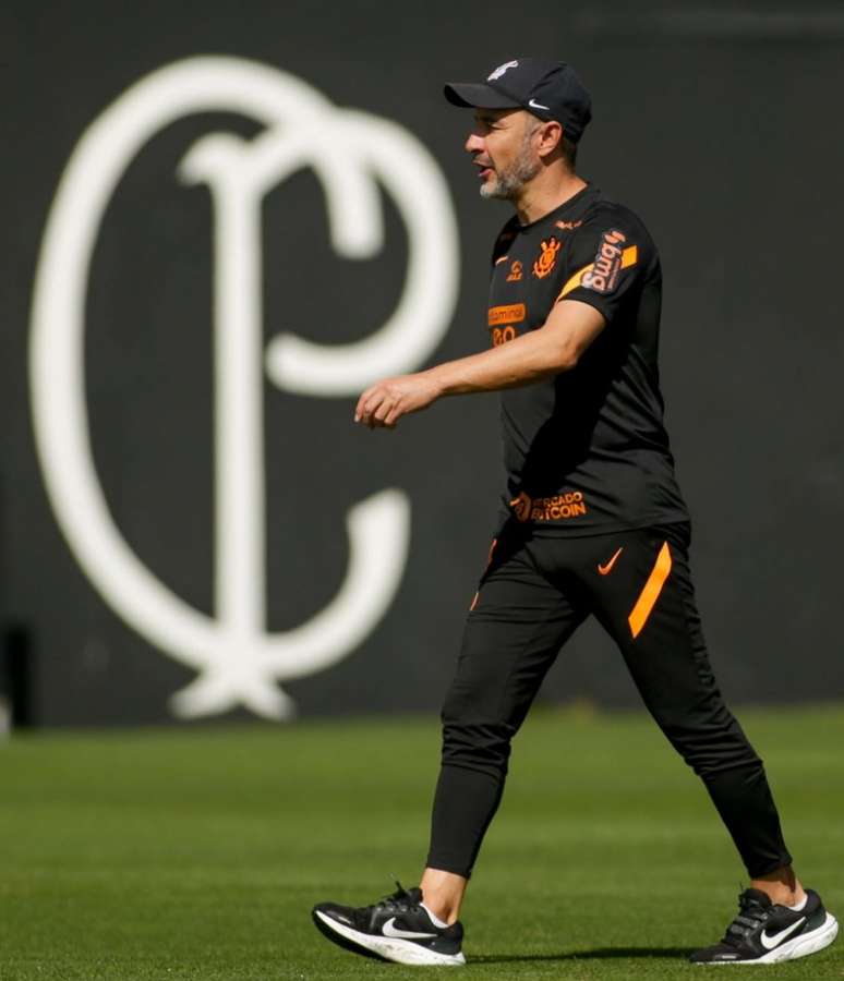 Vítor durante treino do Timão no CT Joaquim Grava (Foto: Rodrigo Coca/Ag.Corinthians)