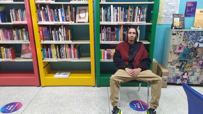 Rael também trabalha como auxiliar de leitura e pesquisa na Fábrica de Cultura