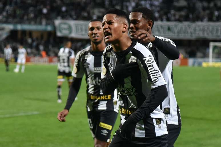 Santos FC venceu Coritiba aos 47 minutos, no Estádio Couto Pereira