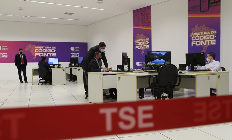 Representantes das Forças Armadas fazem inspeção no TSE