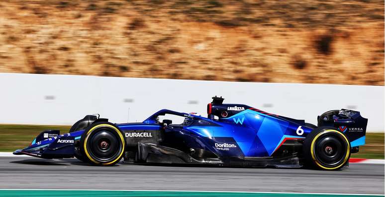 Latifi na pré-temporada em Barcelona, com o FW44 original: dias difíceis à frente