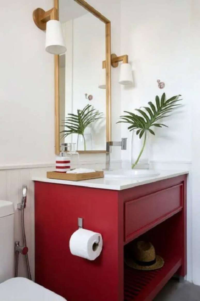 40. Decoração de casa vermelha: banheiro com gabinete vermelho e tampo branco. Fonte: Casar