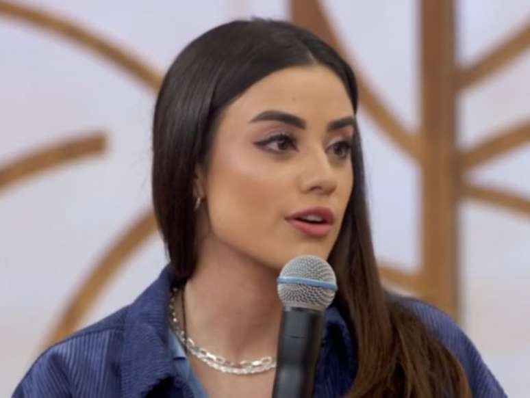 Cantora gospel foi corrigida por jornalista após associar depressão à falta de Deus