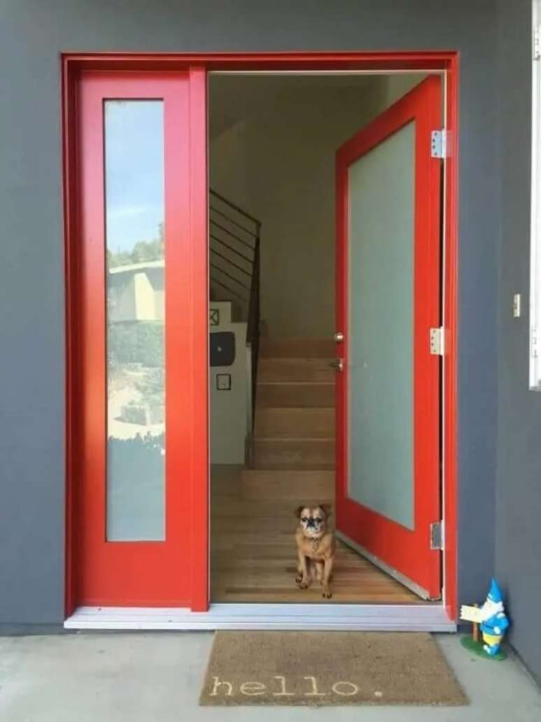 52. O capacho completa a decoração da porta de entrada da casa vermelha. Fonte: Door Designs